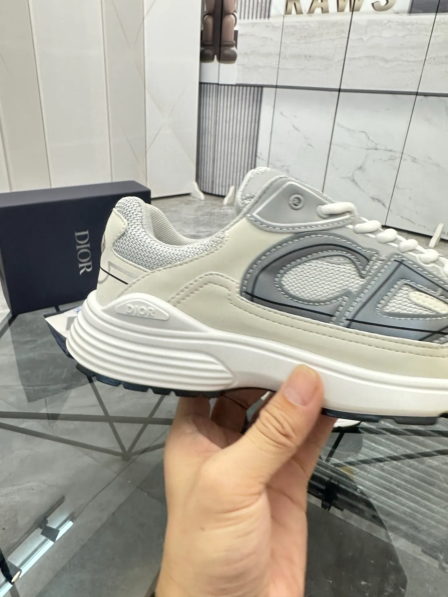 Men's shoes: 💰P400¥ Available in Guangzhou Product trademark: Dior* "Dior*" low-top casual shoes Regular size: 35-46 (can be customized to 47) Couple style Product materials: Upper imported cowhide stitched with original fabric, breathable lining, ultra-light foam original outsole. No.: 007